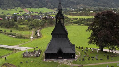 iglesia de madera negra de madera de hopperstad en el pueblo de vikoyri, noruega