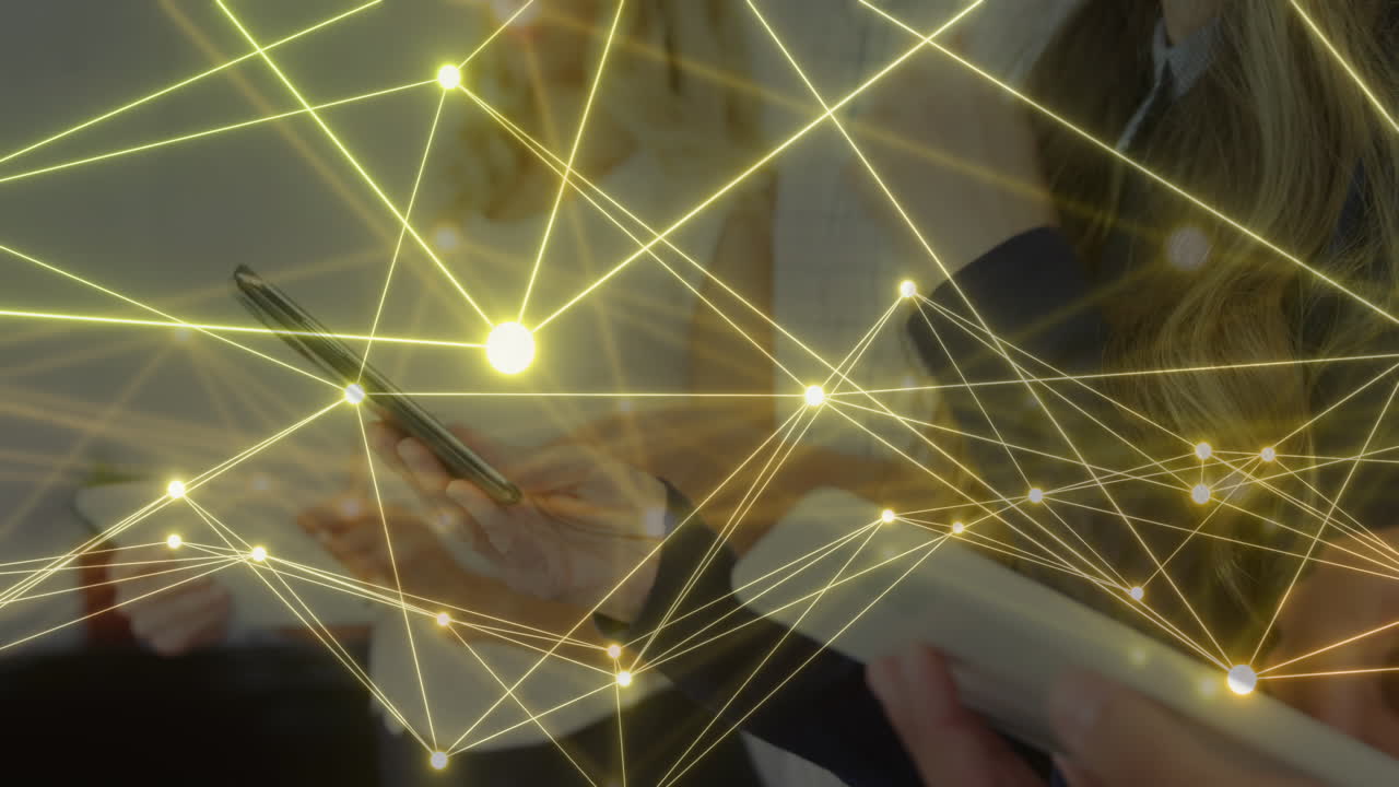 태블릿을 사용하는 다양한 사업가들 사이의 연결 네트워크의 애니메이션