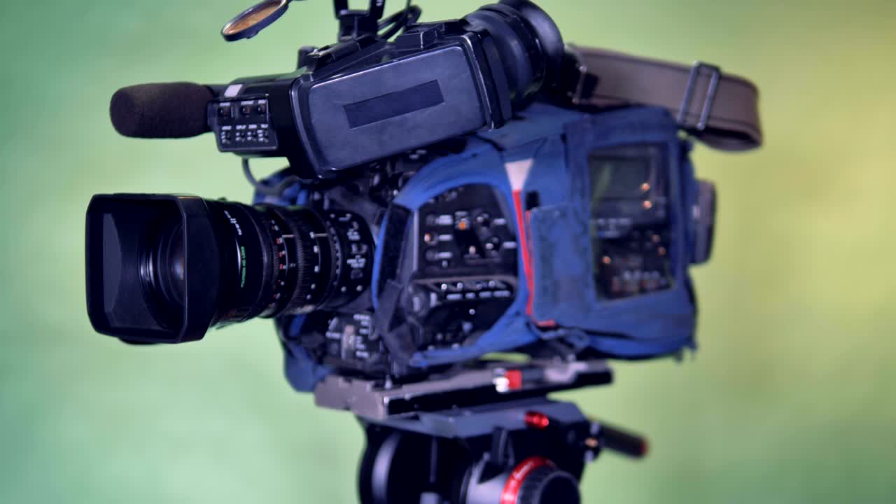 cámara profesional está girando a la izquierda y luego volviendo a la posición inicial