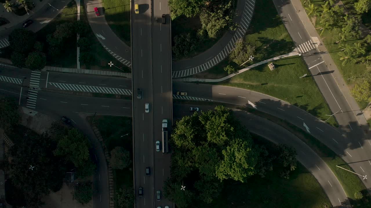 위에서 본 리우데자네이루의 고속도로 교차로