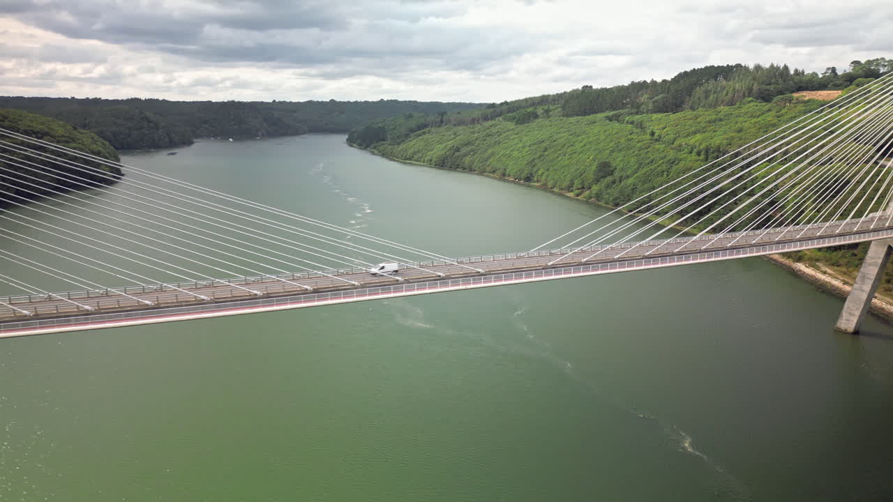 물 위 의 다리 를 내려다보는 공중 사진