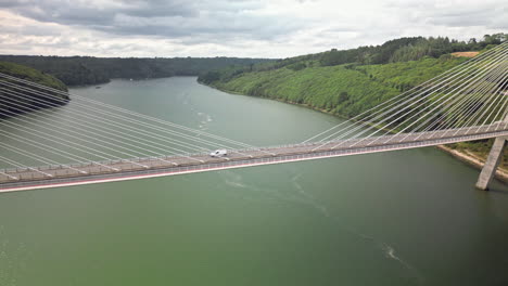 Vista-Aérea-Con-Plataforma-Rodante-Hacia-Abajo-Del-Puente-Sobre-El-Agua