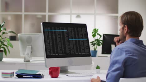Kaukasischer-Mann-Sitzt-Am-Schreibtisch-Und-Beobachtet-Die-Codierungsdatenverarbeitung-Auf-Dem-Computerbildschirm