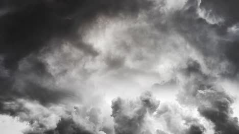 nubes oscuras y relámpagos