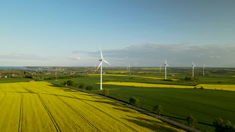 Atemberaubende-Ländliche-Landschaft-In-Polen-Mit-Gelbem-Feld-Und-Sich-Drehenden-Windmühlen