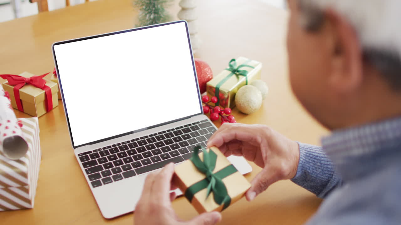 hombre de dos razas que usa una computadora portátil para llamadas de video con espacio para copiar