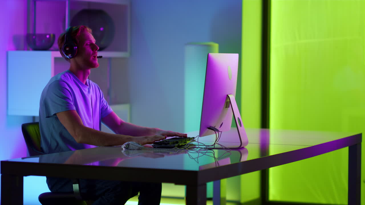 Ragazzo triste che perde a un gioco al computer in una stanza neon. Gamer frustrato che si sente stressato.