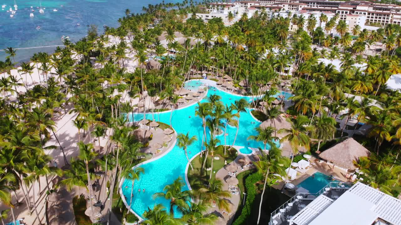 piscina y palmeras alrededor, vista aérea por drones del complejo turístico de bávaro, punta cana, república dominicana