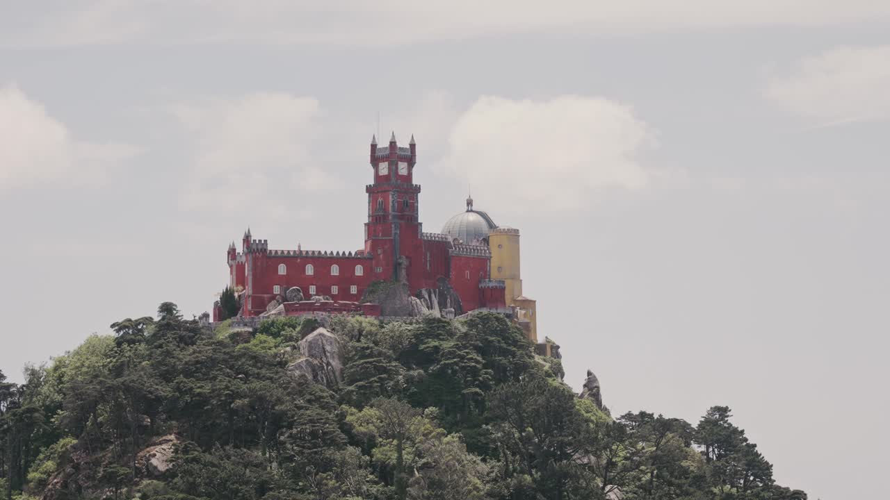 Kleurrijke toren en koepel van het Paleis van Pena in Sintra, statisch vergezicht