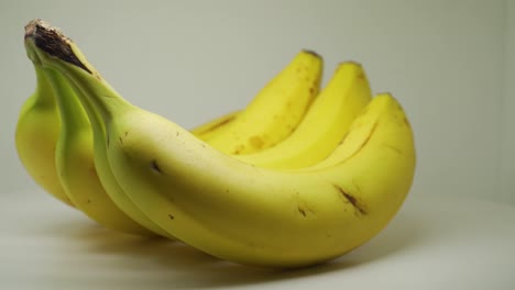 Cuatro-Bananas-En-Un-Plato-Giratorio-Se-Ven-Frescas-Y-Deliciosas---Primer-Plano