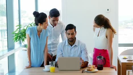 Führungskräfte-Diskutieren-Am-Laptop