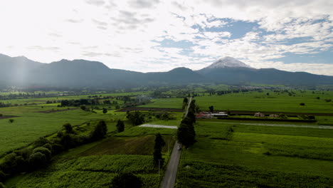 Drohnenaufnahme-Mit-Blick-Auf-Die-Straße,-Die-Am-Morgen-Zum-Gipfel-Des-Vulkans-Popocate-Führt