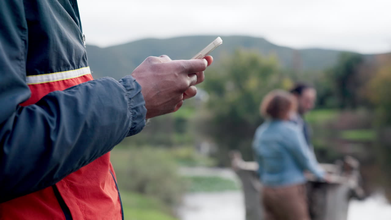 senderismo, manos y teléfono con una persona negra