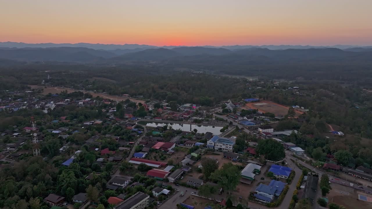 Vue aérienne de Khun Yuam niché dans la douce lumière du soir, Thaïlande