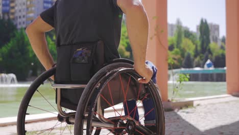 Hombre-Sentado-En-Silla-De-Ruedas-En-Cámara-Lenta.