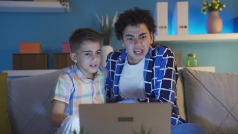 dos jóvenes haciendo una llamada de video en una computadora portátil.