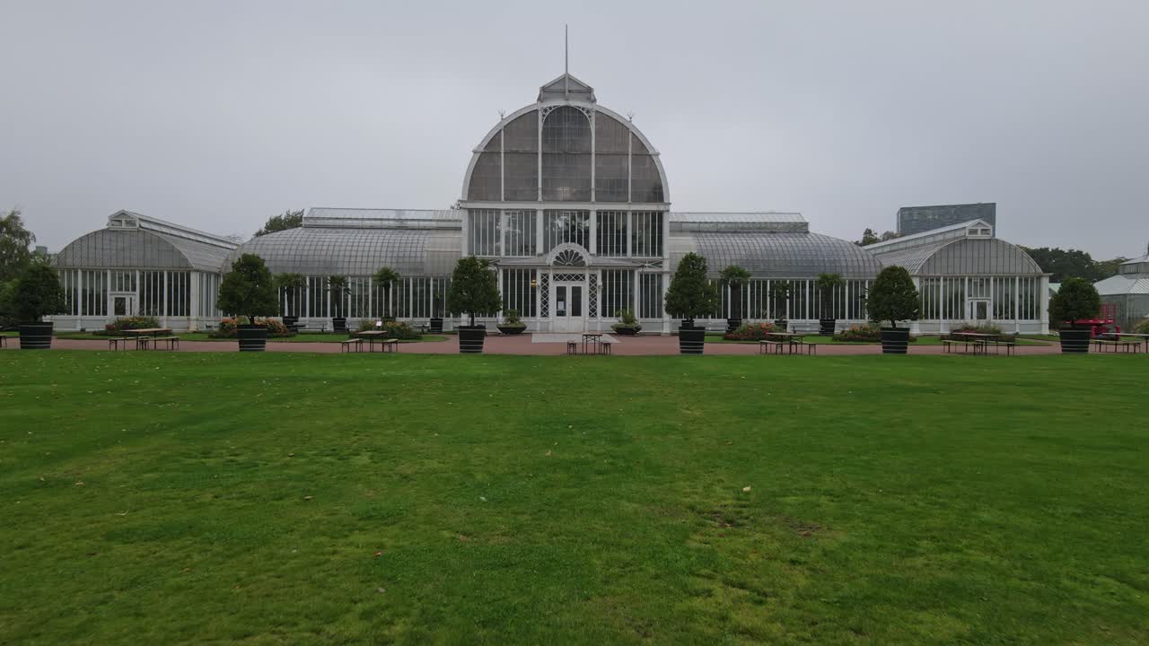 팜 하우스 앞 무성한 녹색 잔디와 정원