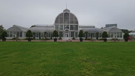 Der-üppige-Grüne-Rasen-Und-Garten-Vor-Dem-Palmenhaus