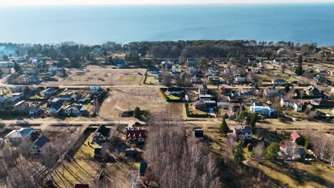 Vista-Aérea-De-La-Ciudad-Saulkrasti-Y-Zvejniekciems,-Letonia