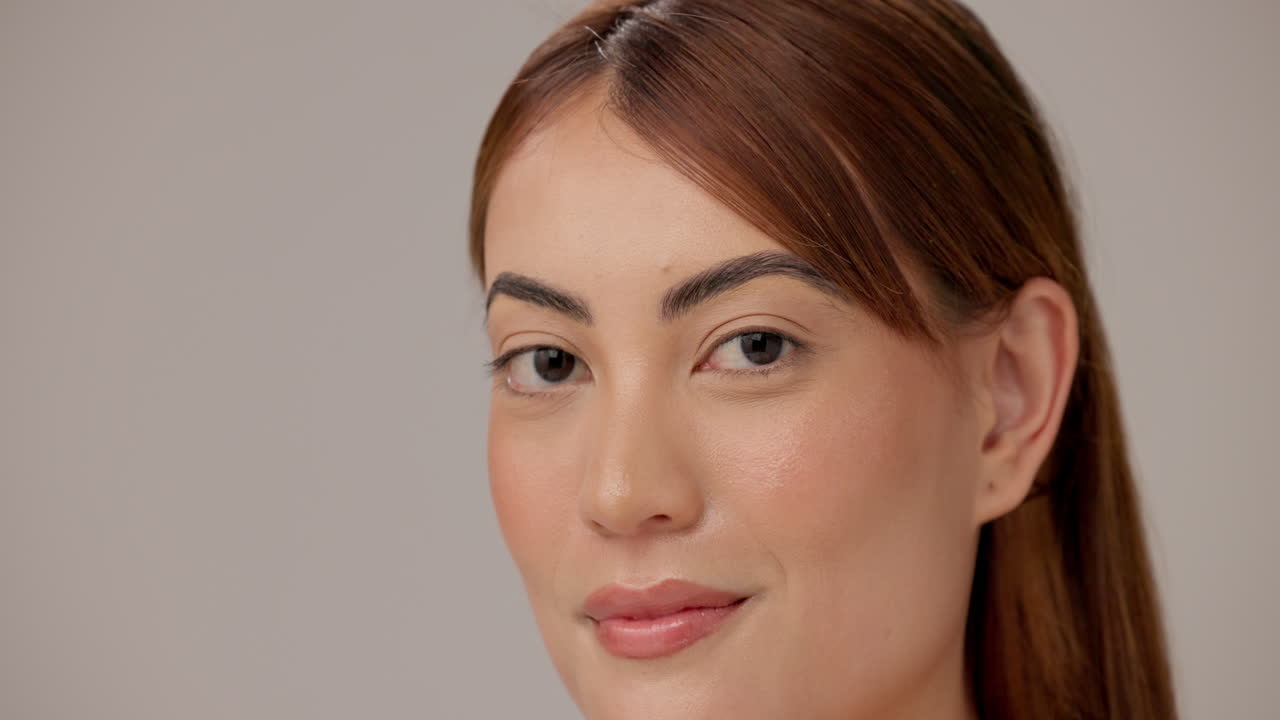 mujer asiática sonriente de cabello marrón