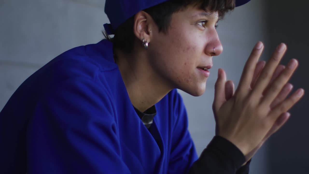 긴장 혼합 인종 여성 야구 선수, 벤치에 앉아 기다리고, 손을 문지르고