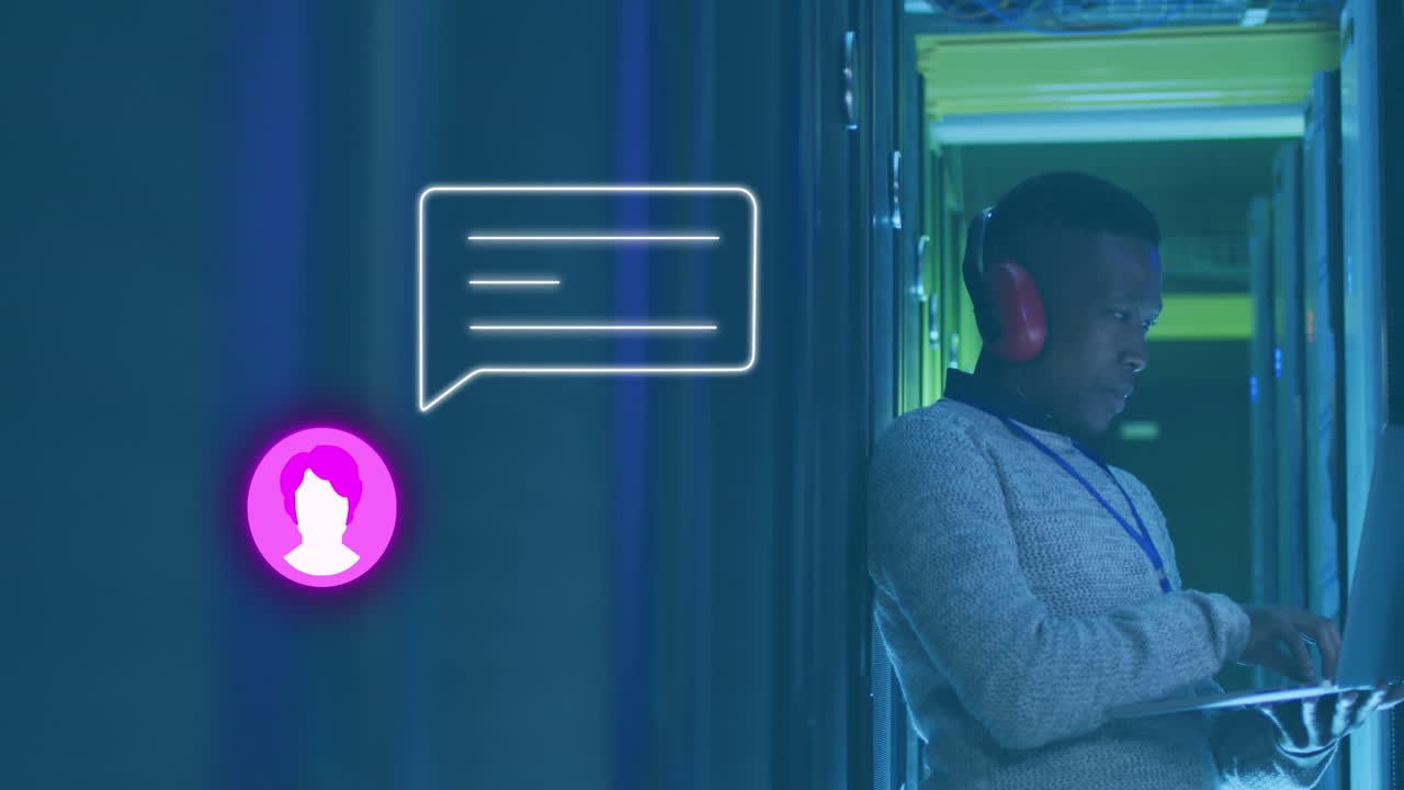 animación del icono del mensaje de perfil contra un ingeniero afroamericano usando una computadora portátil en la sala del servidor