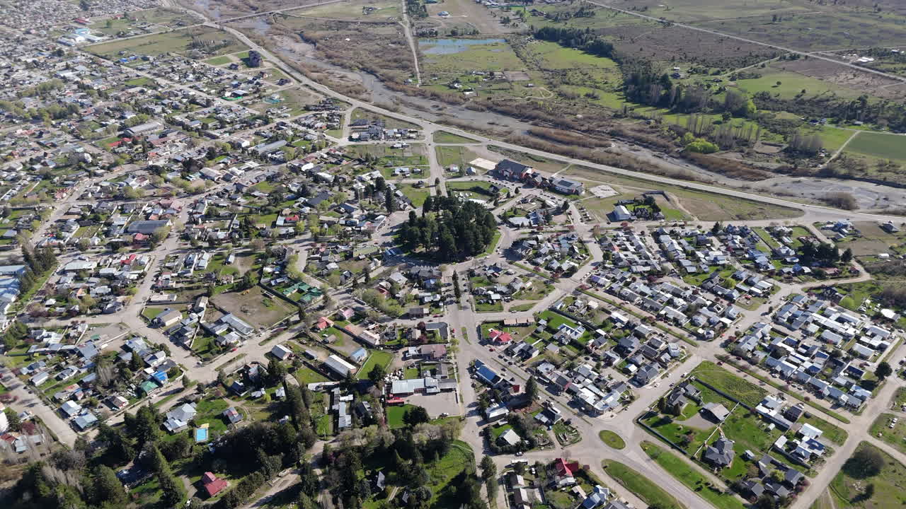 movimiento panorámico de drones sobre el centro de la zona residencial de trevelin, chubut, argentina.