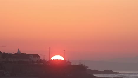 Timelapse-Wide-View-Cascais-Marginal-Road-Bei-Sonnenaufgang-An-Der-Küste-Von-Estoril-In-Der-Gemeinde-Cascais,-Portugal