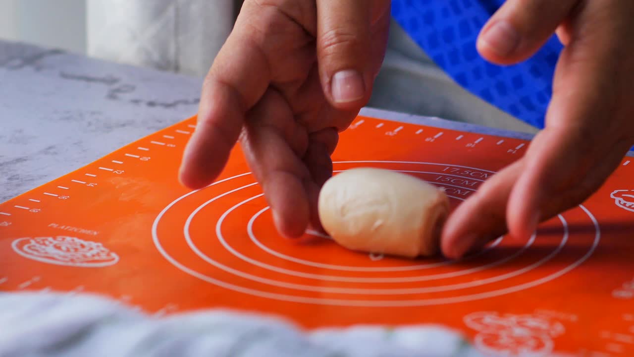 приготовление пухлого теста для жареного китайского выпечки.