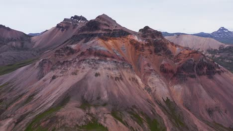 Montaña-Volcánica-De-Basalto-De-Riolita-De-Staðarfjall-En-Islandia