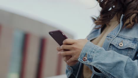 Handheld-Ansicht-Einer-Frau,-Die-Ein-Modernes-Tablet-In-Der-Hand-Hält