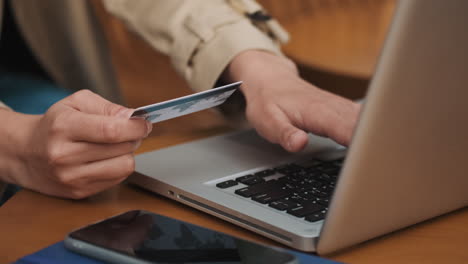 Estudiante-Caucásica-Comprando-En-Línea-En-Una-Computadora-Portátil-Al-Aire-Libre.