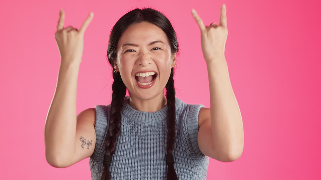 스튜디오에서 아시아 여성과 함께 록, 음악 및 메탈