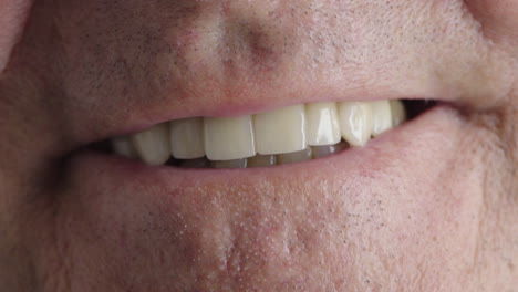 Nahaufnahme-Des-Mundes-Eines-älteren-Mannes,-Der-Gesunde-Zähne-Lächelt