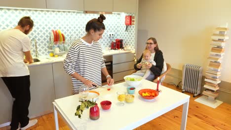 la familia cocinando juntos