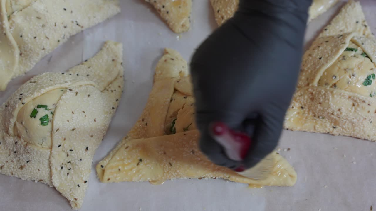 primer plano del cepillado de pastas tradicionales griegas con mantequilla, flaouna