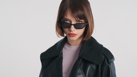 Beautiful-young-woman-with-black-jacket-and-sunglasses