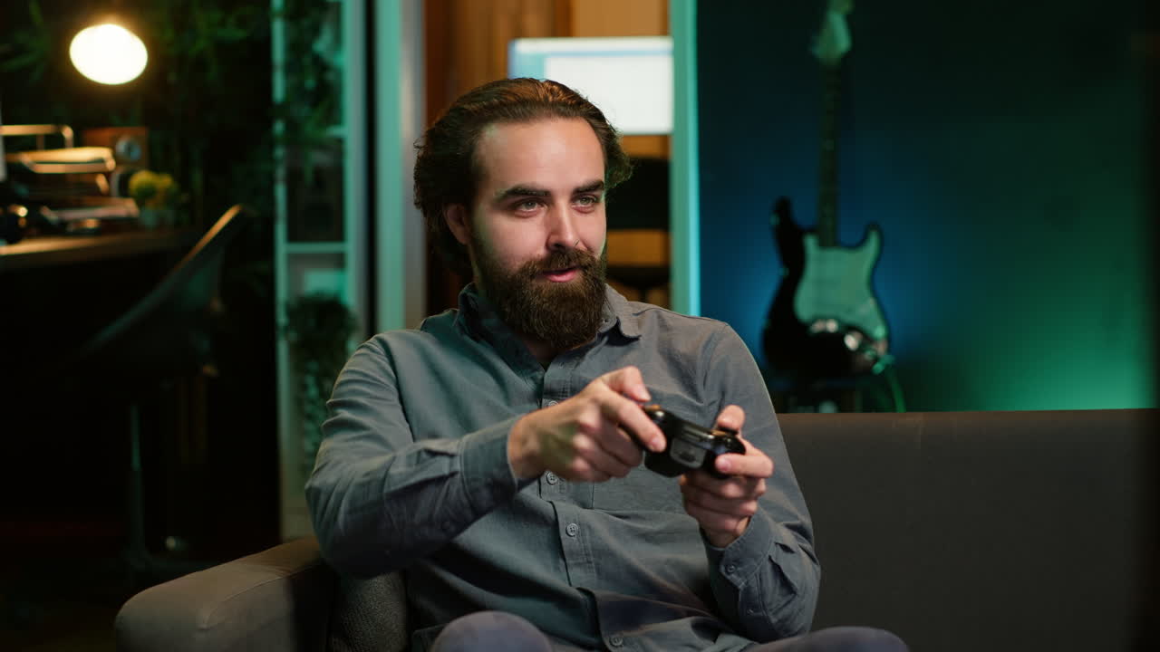 집에서 게임하고 여가 시간을 즐기는 행복한 게이머