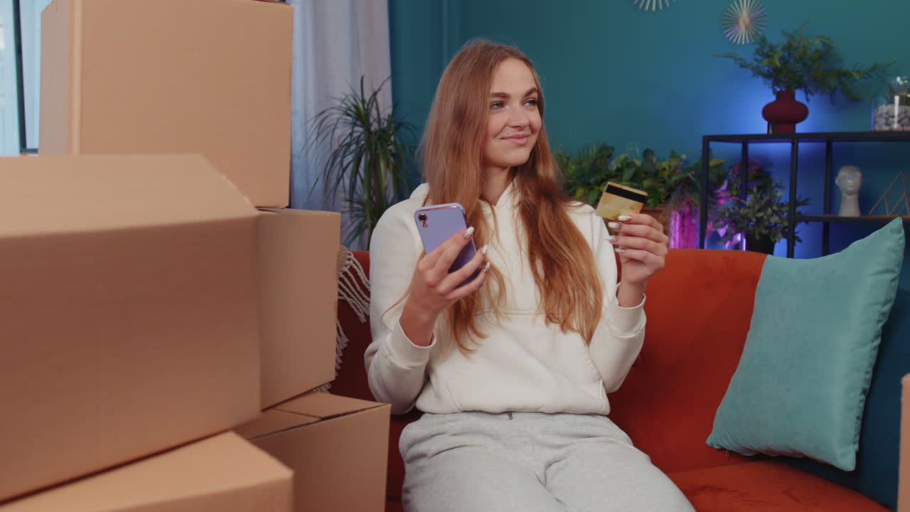 feliz mujer adicta a las compras con caja de cartón de regalo de compras haciendo pago en línea con tarjeta de crédito, casa