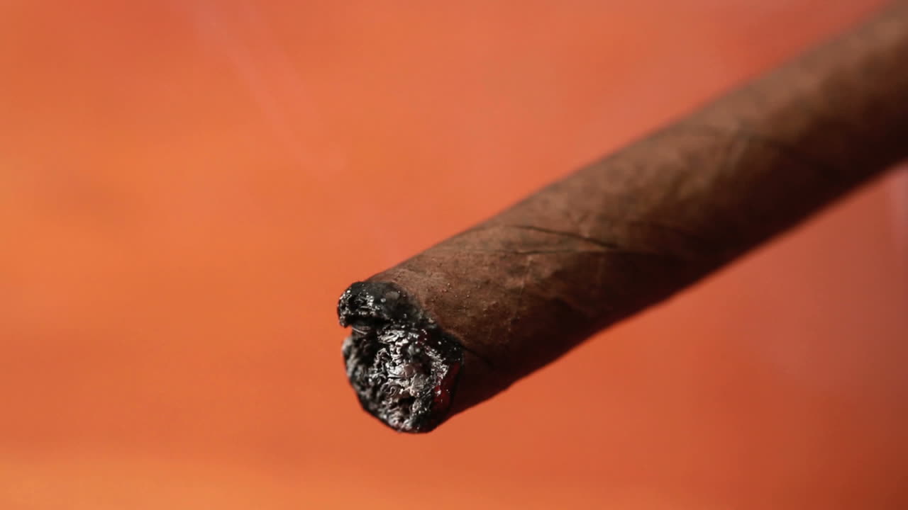 se enciende un cigarro.