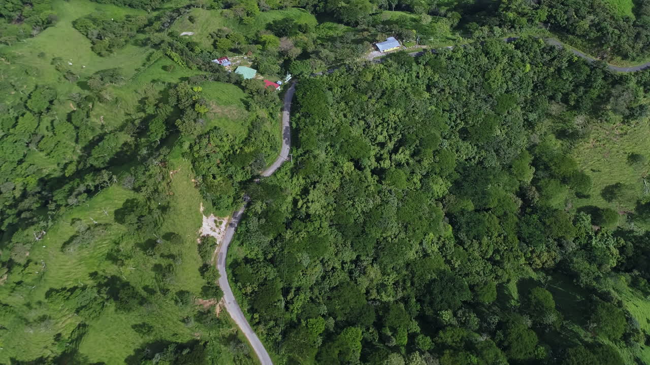 antena en órbita que sigue al coche por la ventosa carretera rural de montaña durante el día, 4k