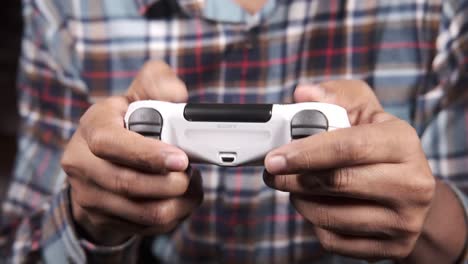 persona jugando a un videojuego con un controlador de playstation