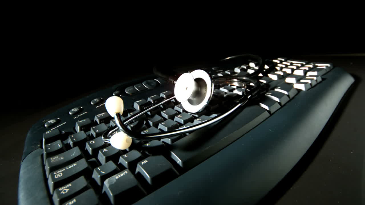 컴퓨터 키보드 에 떨어지는 색 스테토스코프