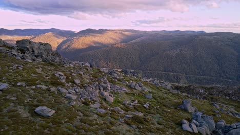 Wunderschöne-Enthüllung-Der-Stadt-Thredbo-In-Der-Sommersaison-Aus-Der-Luftansicht-Der-Schneebedeckten-Berge,-New-South-Wales,-Australien