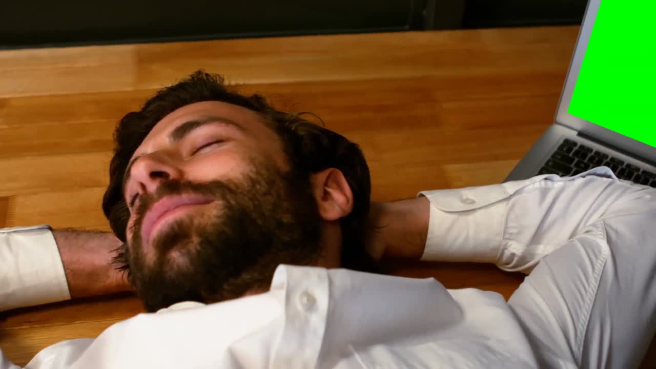 ejecutivo masculino durmiendo en un piso de madera