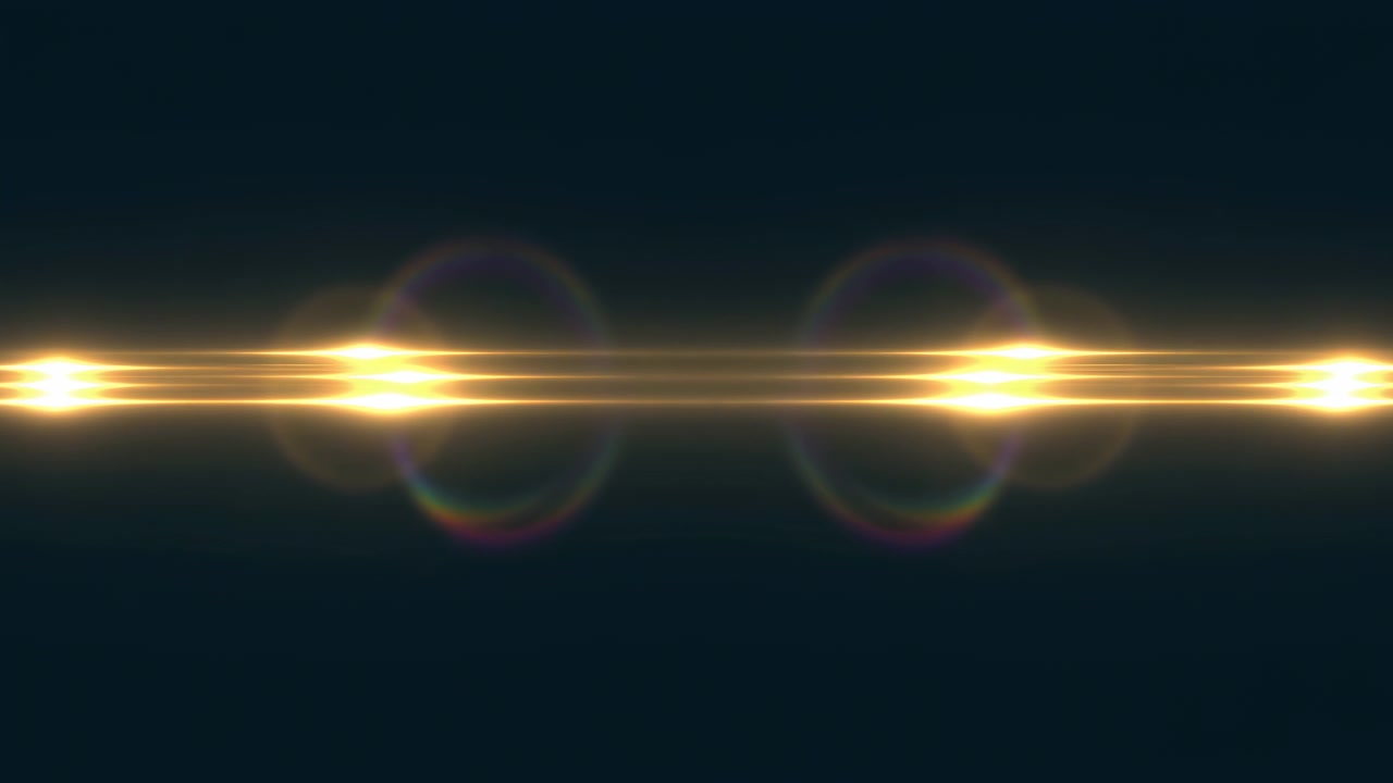 Gouden horizontale lichtstreep gloeit warm, strakke filmische straal met lenshalo en subtiele fonkeling creëert
