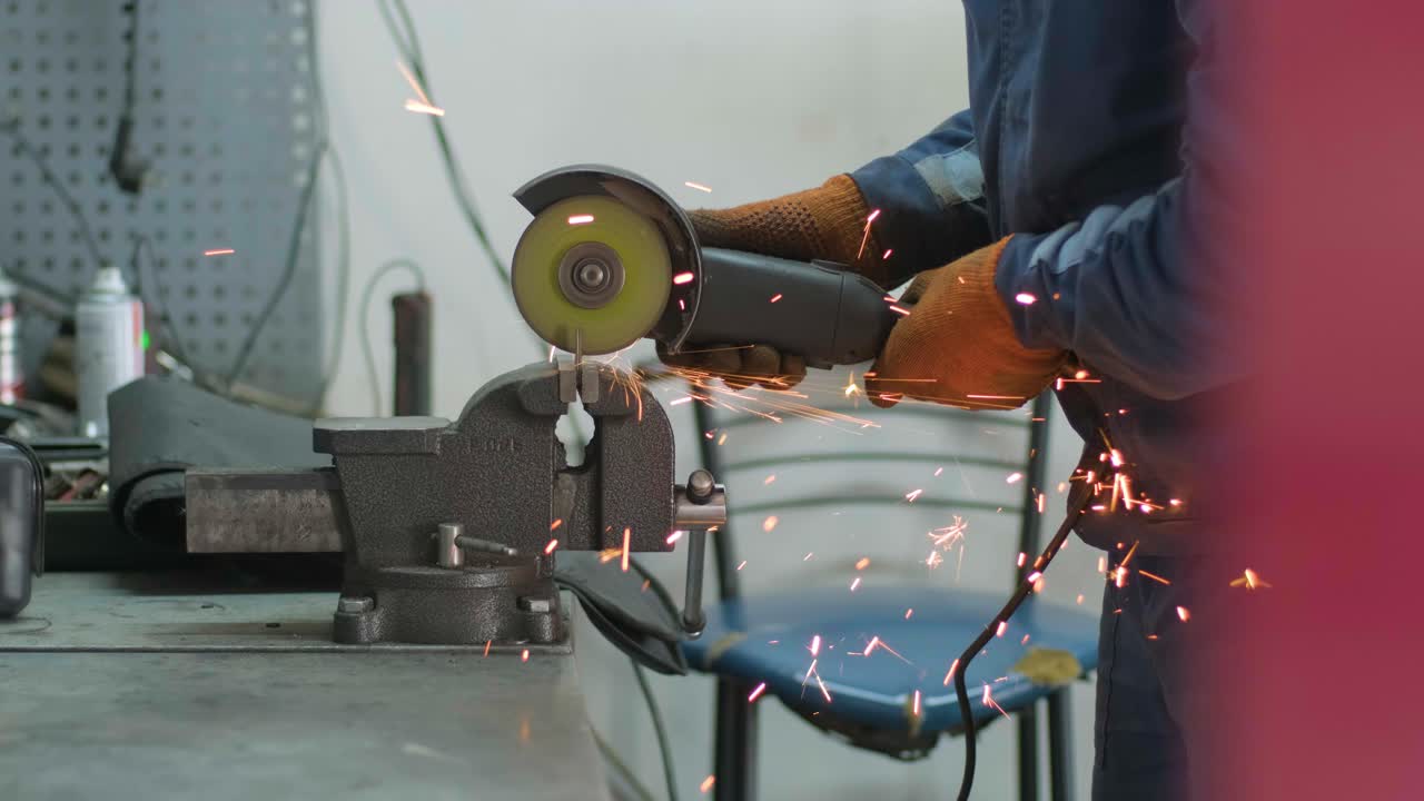 servicio de reparación de automóviles por colisión. mecánico de molienda de carrocería por molienda