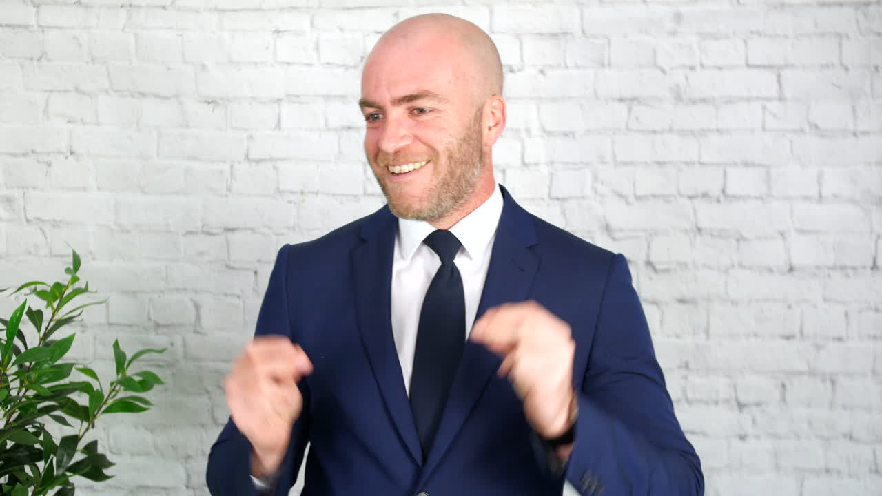 empresario de baile divertido y tonto chasqueando los dedos y haciendo el tonto