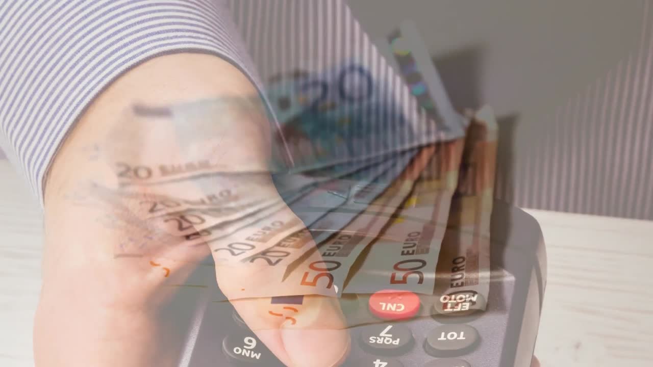 animación de billetes en euros que caen sobre la mano de un hombre caucásico que tiene una terminal de pago