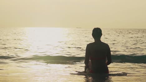 Silhouette-Einer-Dame,-Die-Sich-In-Zeitlupe-Am-Strand-In-Wellen-Entspannt